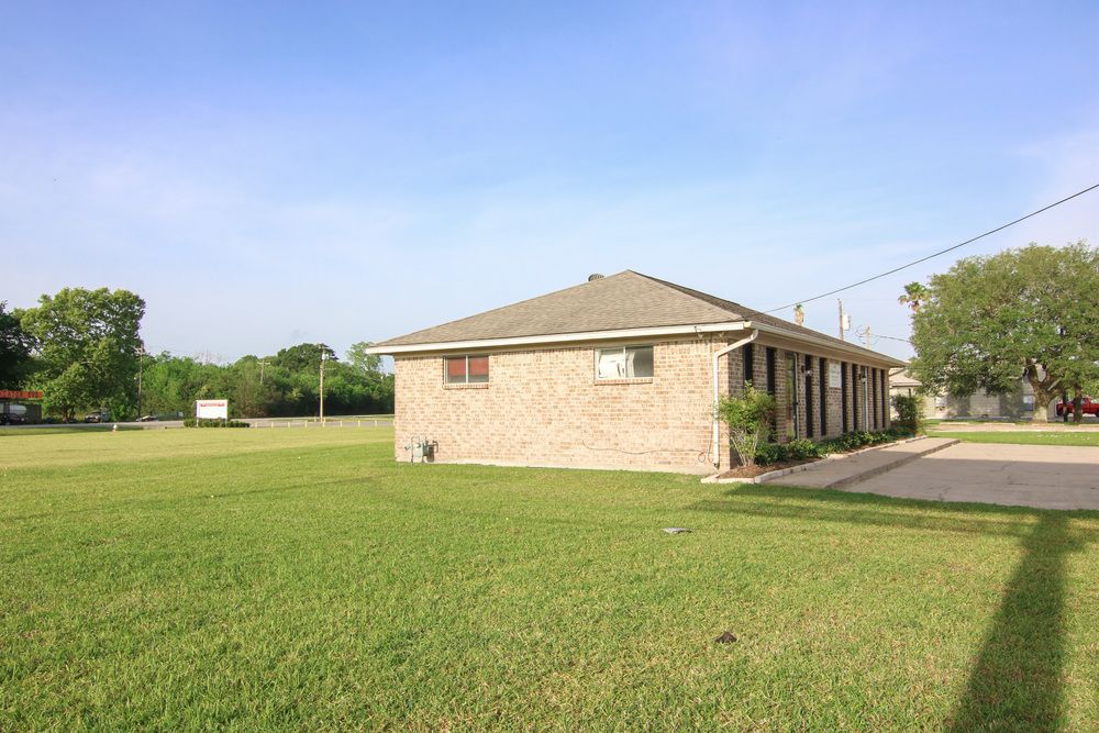 1017 W South St, Alvin, TX 77511